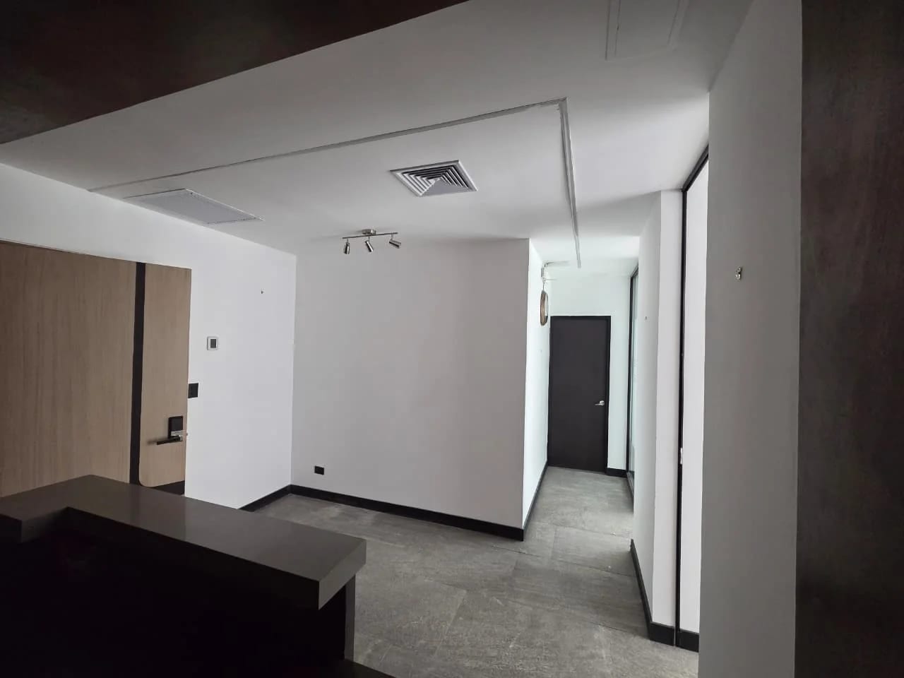 OFICINA EN RENTA RENOVATI ZONA 10 — Oficina en Alquiler en Renovati, Zona 10, Guatemala, Ciudad — foto 3 de 10