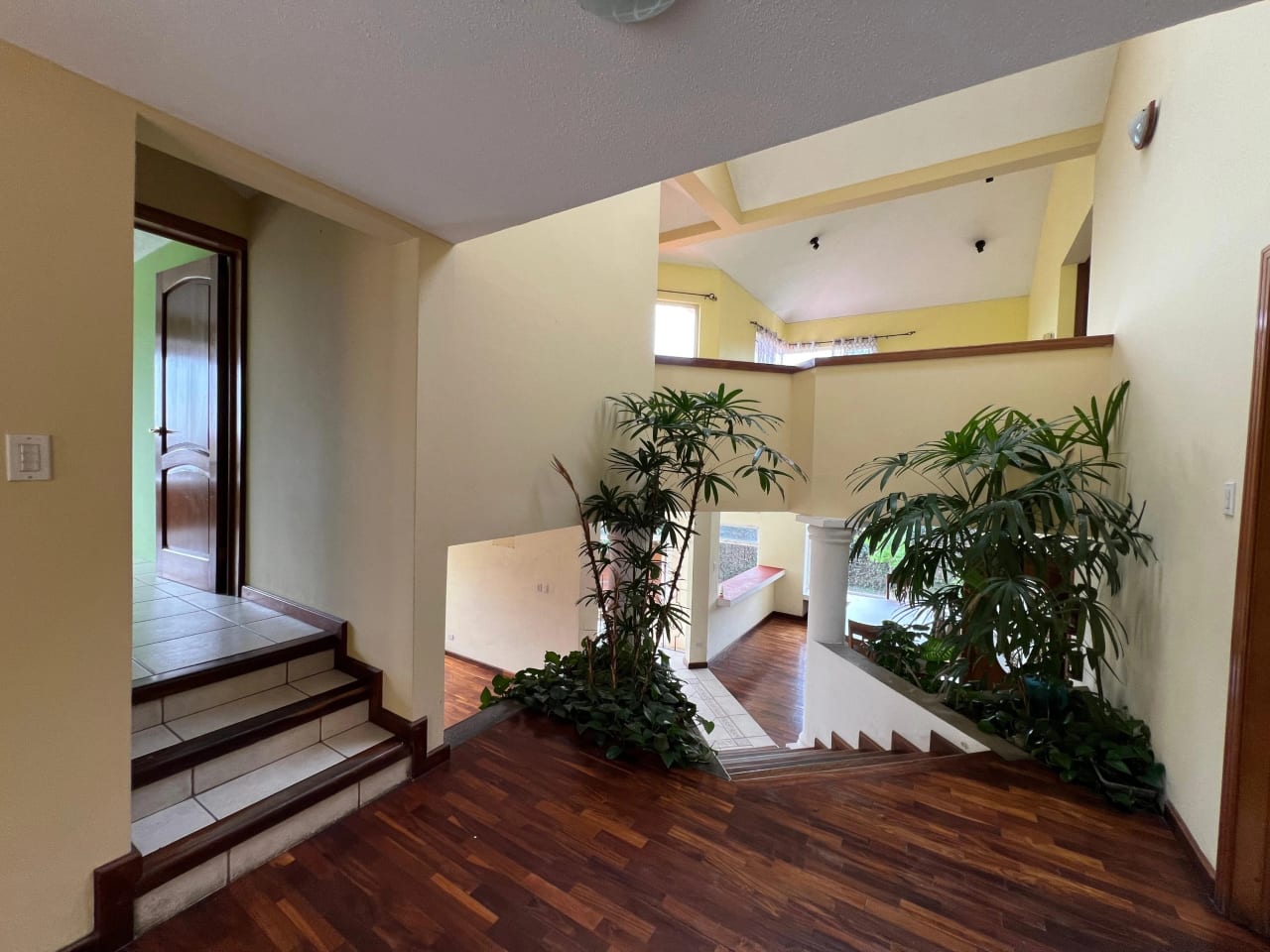 CASA EN VENTA SAN CRISTOBAL, ZONA 8 DE MIXCO RESIDENCIAL LOMA REAL — Casa en Venta en Loma Real, Zona 8 Mixco, Guatemala, Ciudad — foto 1 de 16