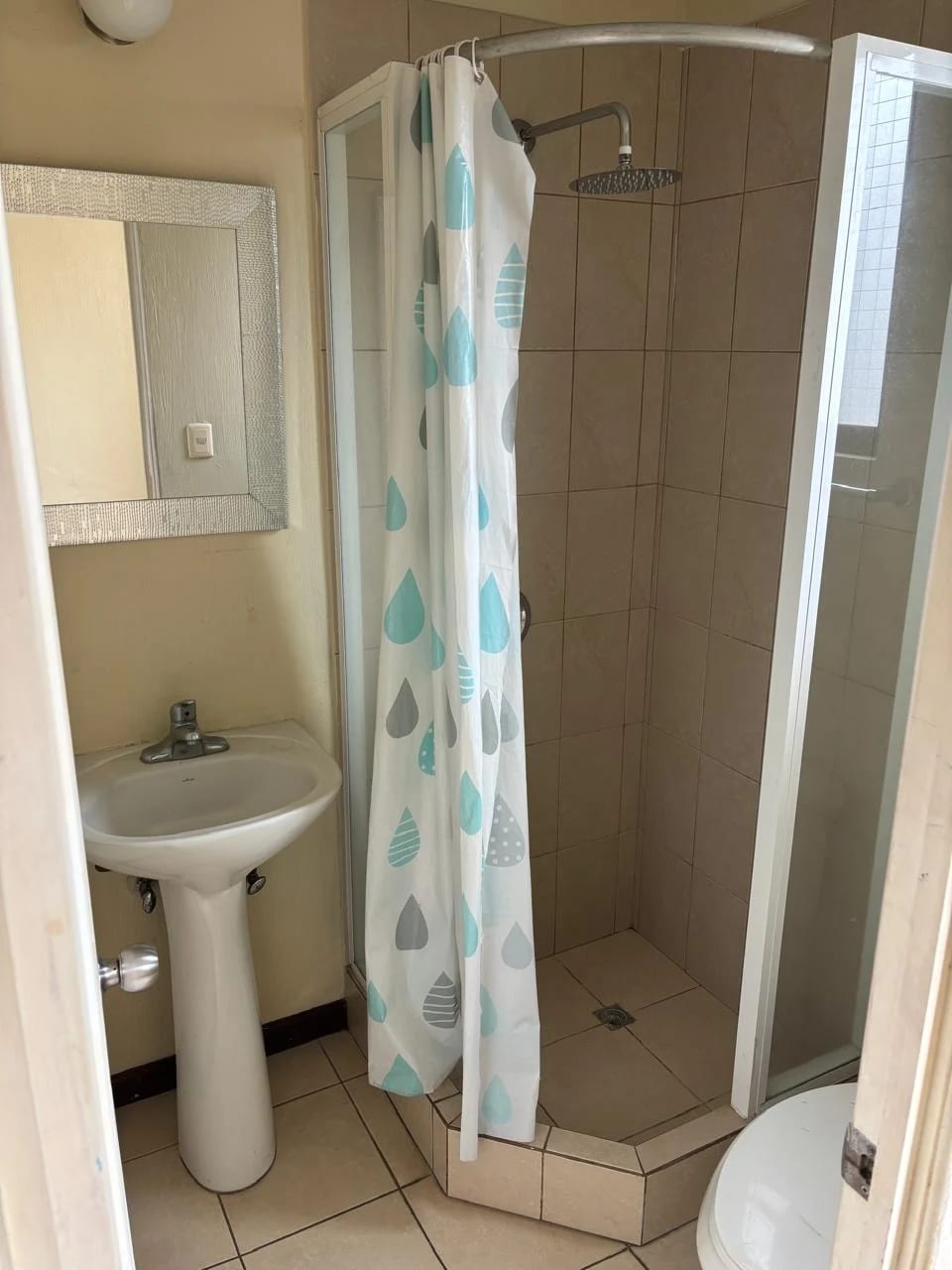 CASA EN VENTA CARRETERA A EL SALVADOR KM. 19.8 CONDOMINIO LOS MANZANILLOS — Casa en Venta en Las Manzanillas, Carretera a El Salvador, Guatemala, Ciudad — foto 3 de 17
