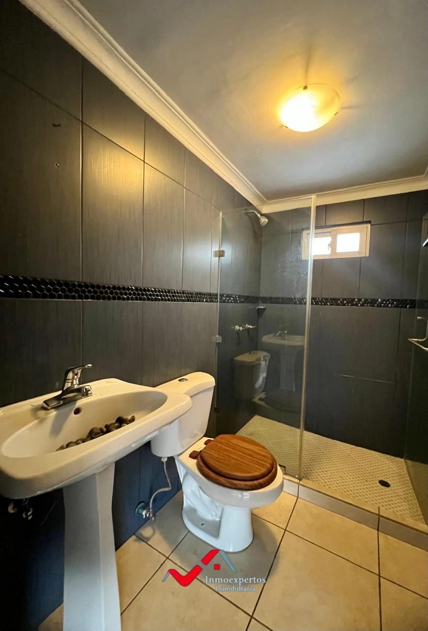 CASA EN RENTA EN PRADOS DE SAN CRISTOBAL, ZONA 8 DE MIXCO — Casa en Alquiler en Prados de San Cristóbal, Zona 8 Mixco, Guatemala, Ciudad — foto 9 de 17