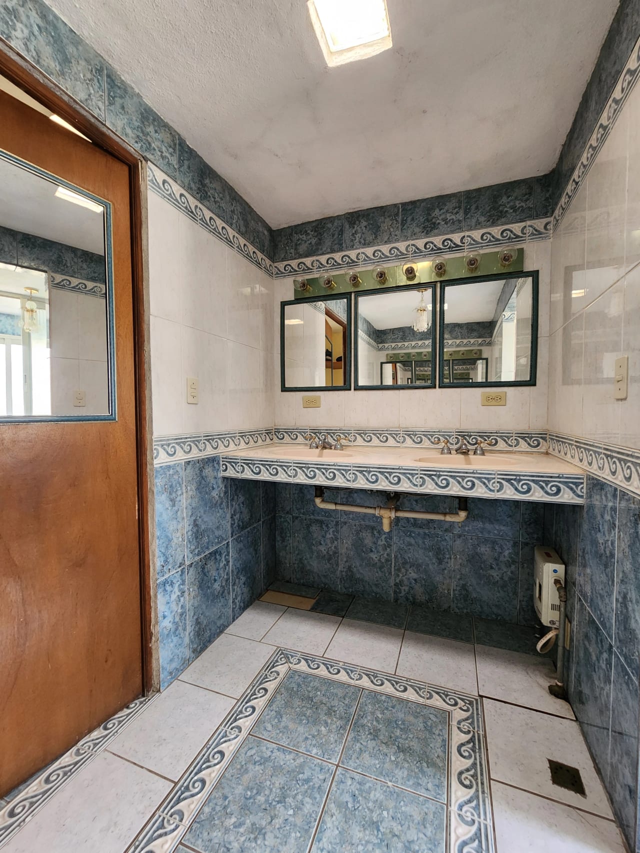 RENTA | Propiedad en Zona 15 - Espacio Versátil para Clínica, Oficina, Salón o Showroom Privado — Casa en Alquiler en Vista Hermosa III, Zona 15, Guatemala, Ciudad — foto 12 de 17