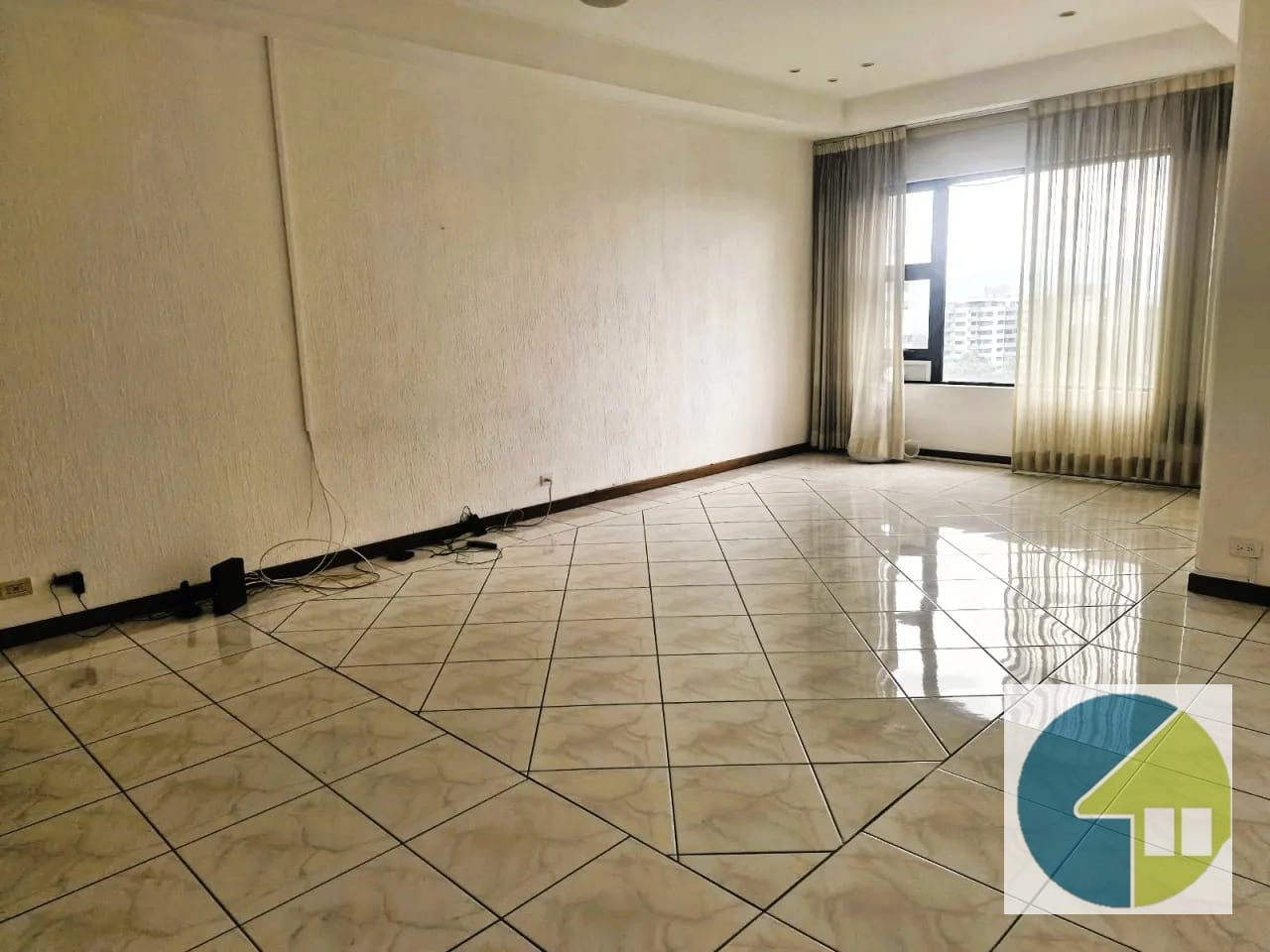 Sala — 🏙️✨ ¡vive con Elegancia y Disfruta de Impresionantes Vistas en Lomas — Apartamento en Alquiler en Carretera a El Salvador, Guatemala, Ciudad — foto 3 de 13