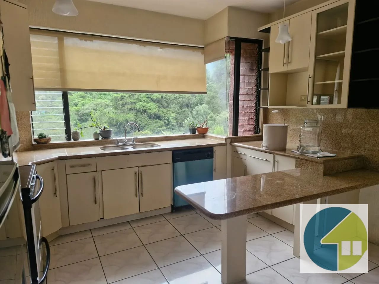 Cocina — 🏙️✨ ¡vive con Elegancia y Disfruta de Impresionantes Vistas en Lomas — Apartamento en Alquiler en Carretera a El Salvador, Guatemala, Ciudad — foto 10 de 13