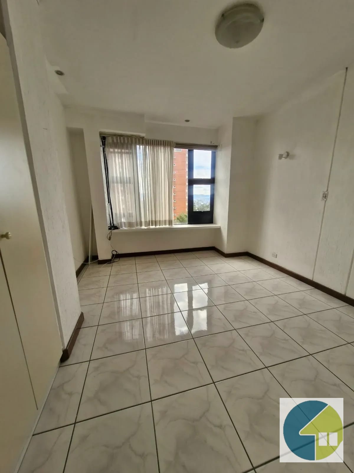 Dormitorio principal — 🏙️✨ ¡vive con Elegancia y Disfruta de Impresionantes Vistas en Lomas — Apartamento en Alquiler en Carretera a El Salvador, Guatemala, Ciudad — foto 6 de 13