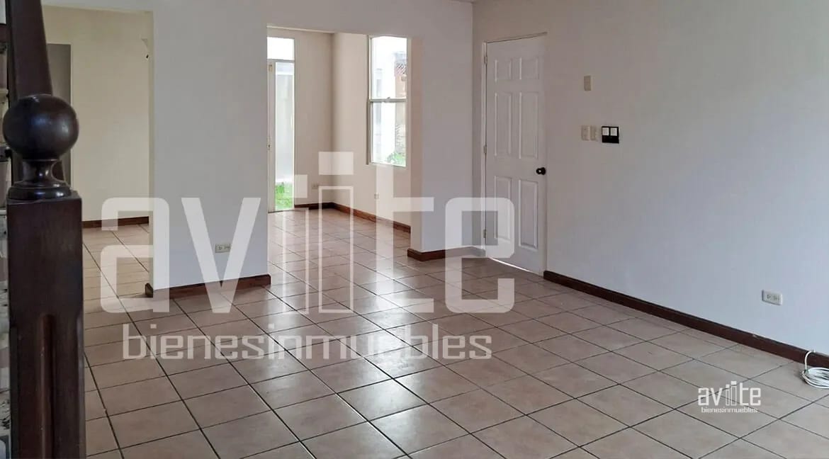 Condado Naranjo, Real Solana en venta. Lindo jardín, mucho espacio familiar — Casa en Venta en Condado Naranjo, Zona 4 Mixco, Guatemala, Ciudad — foto 4 de 14