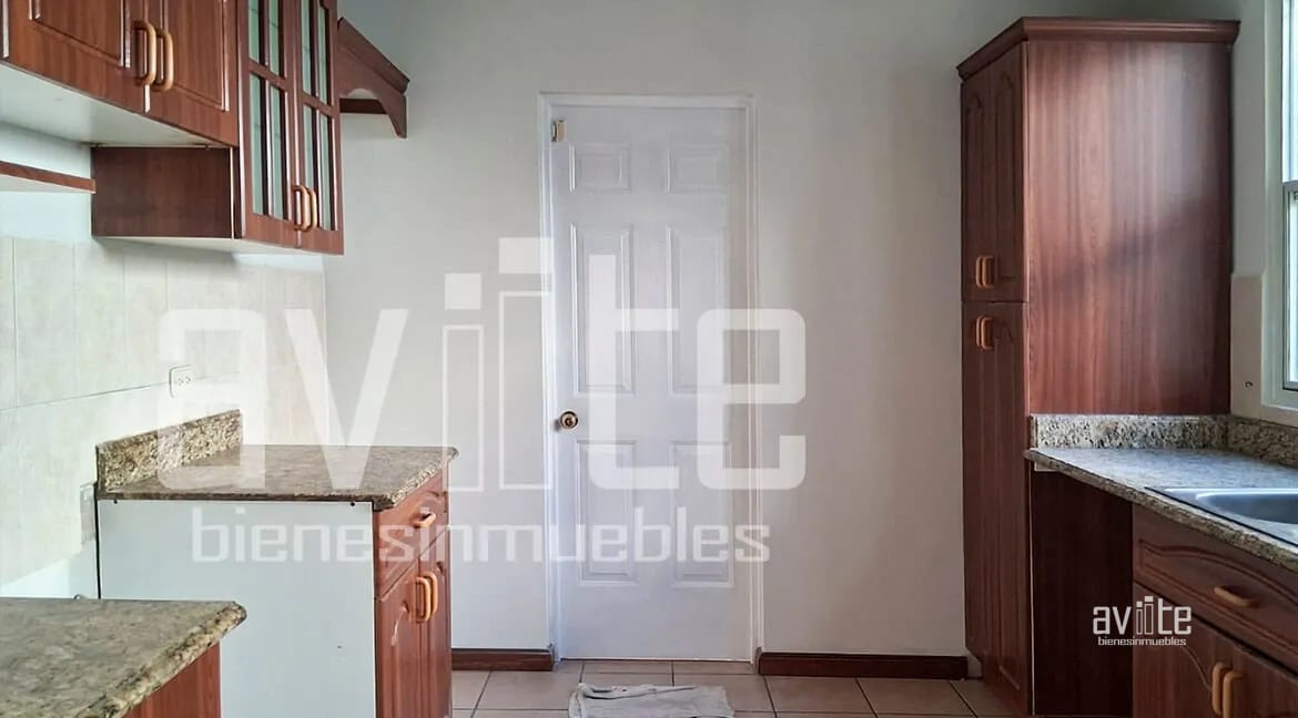Condado Naranjo, Real Solana en venta. Lindo jardín, mucho espacio familiar — Casa en Venta en Condado Naranjo, Zona 4 Mixco, Guatemala, Ciudad — foto 5 de 14