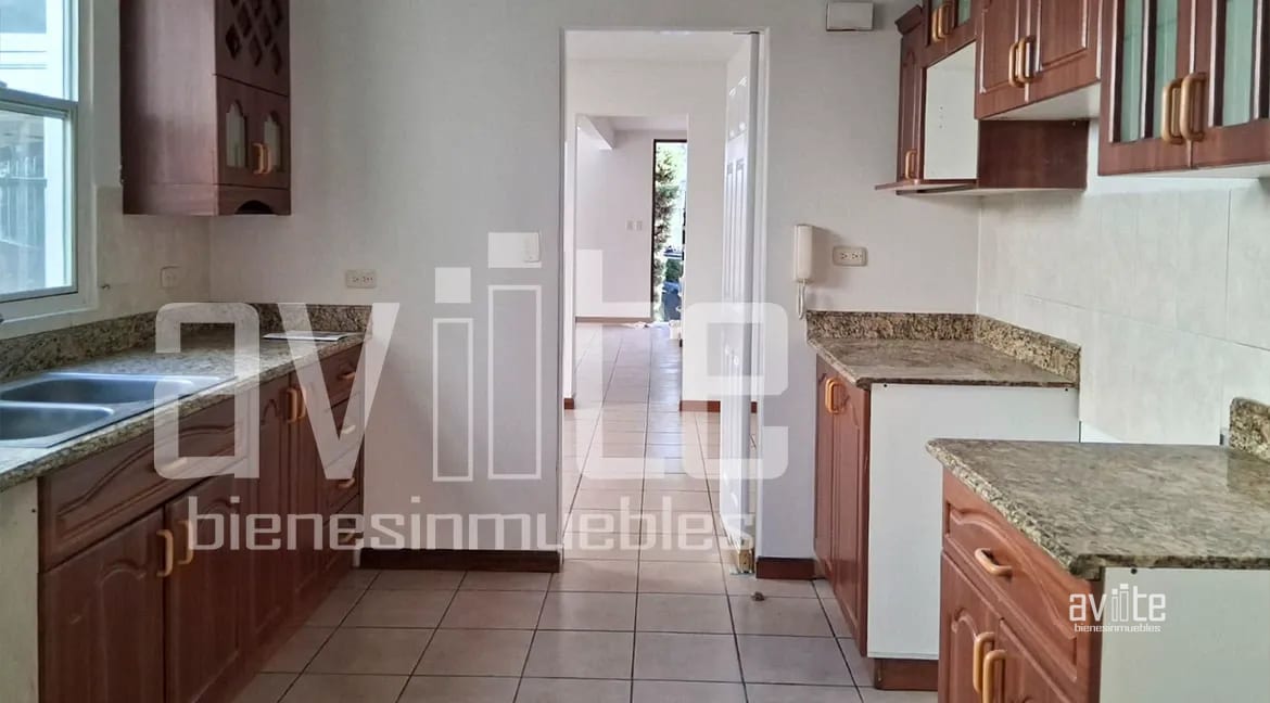 Condado Naranjo, Real Solana en venta. Lindo jardín, mucho espacio familiar — Casa en Venta en Condado Naranjo, Zona 4 Mixco, Guatemala, Ciudad — foto 6 de 14