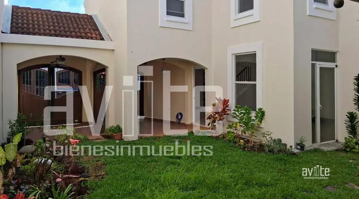 Condado Naranjo, Real Solana en venta. Lindo jardín, mucho espacio familiar — Casa en Venta en Condado Naranjo, Zona 4 Mixco, Guatemala, Ciudad — foto 2 de 14