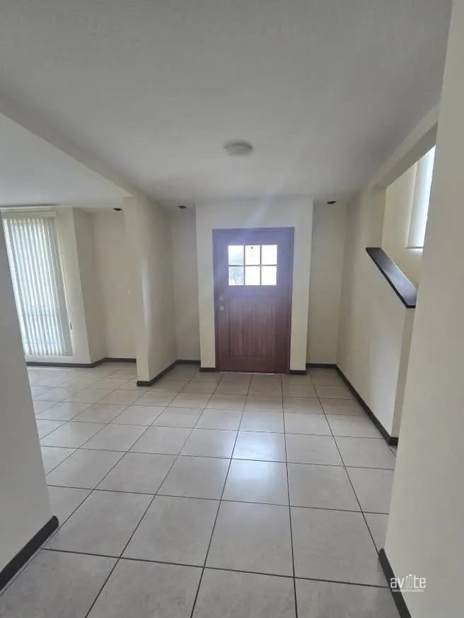 Casa con jardín grande, de Alameda Norte en Condado Naranjo — Casa en Alquiler en Condado Naranjo, Zona 4 Mixco, Guatemala, Ciudad — foto 9 de 15