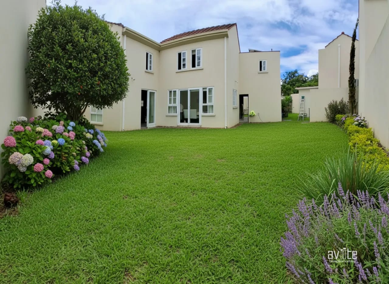Jardín con casa en Condado Naranjo, dentro de Alameda Norte. — Casa en Venta en Condado Naranjo, Zona 4 Mixco, Guatemala, Ciudad — foto 6 de 10