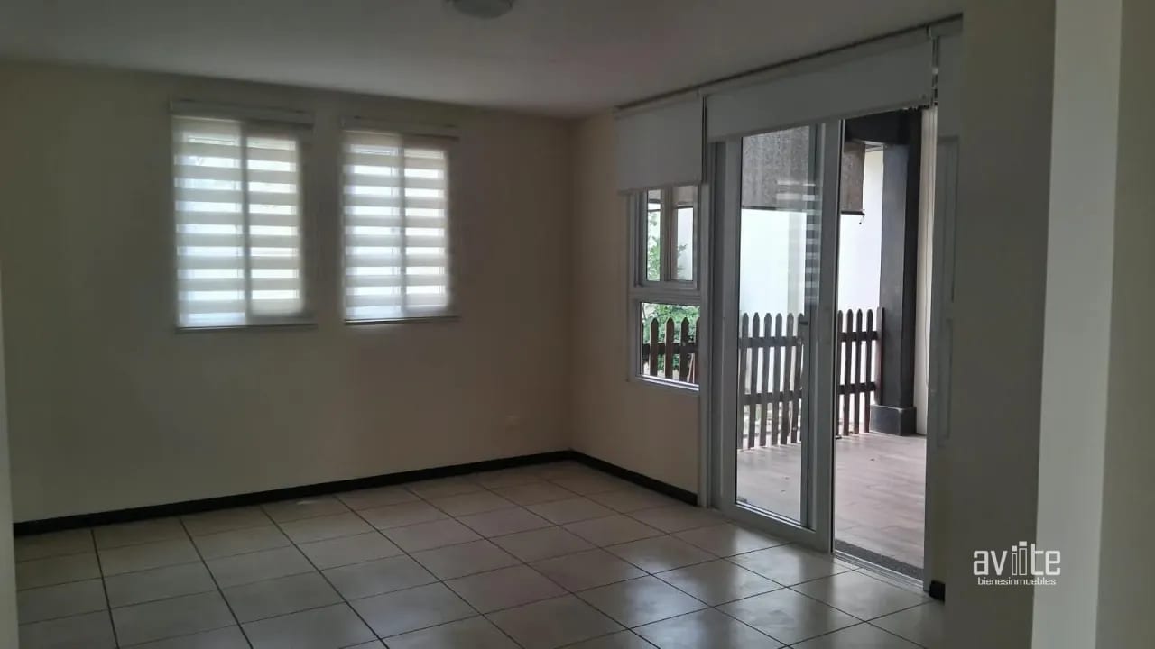 Casa con jardín grande, de Alameda Norte en Condado Naranjo — Casa en Alquiler en Condado Naranjo, Zona 4 Mixco, Guatemala, Ciudad — foto 13 de 15
