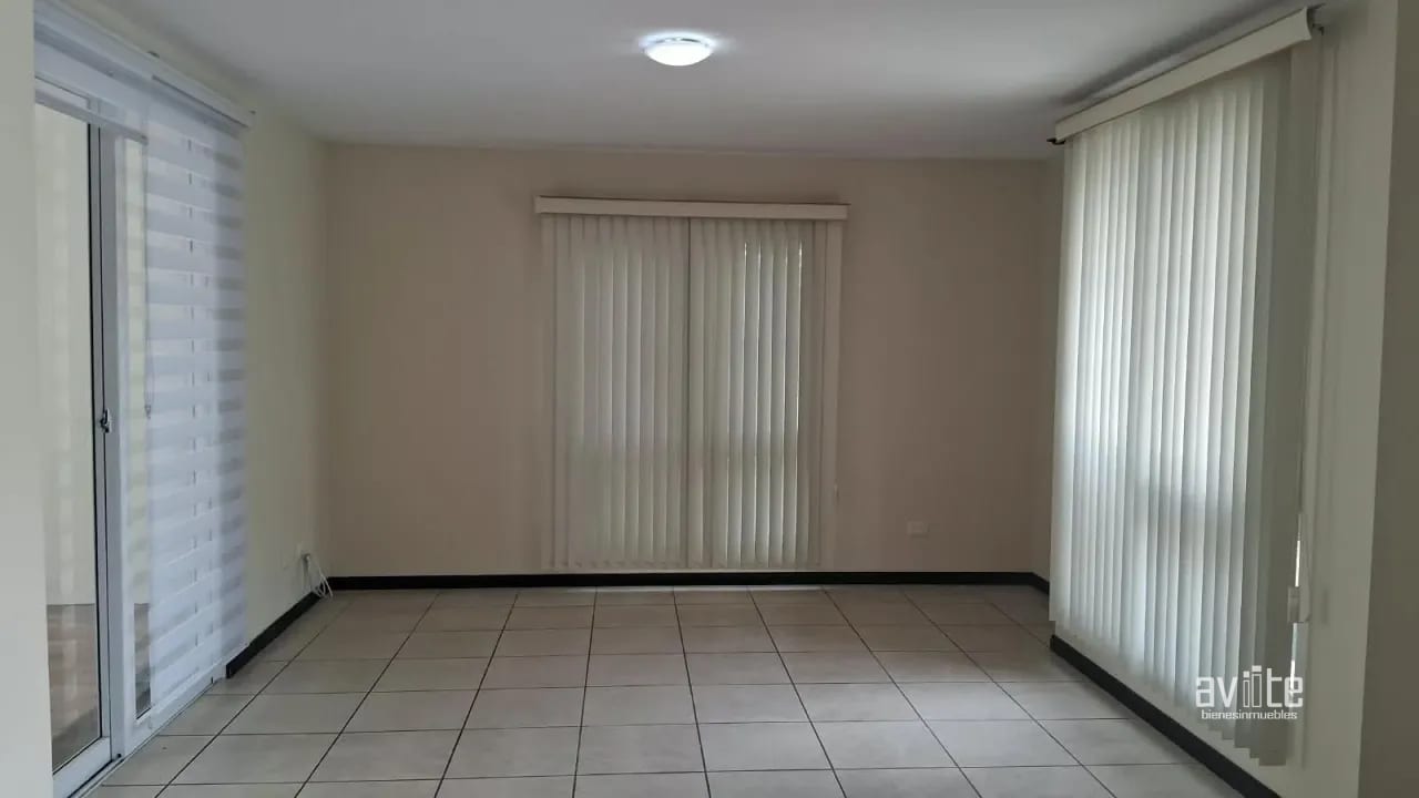 Casa con jardín grande, de Alameda Norte en Condado Naranjo — Casa en Alquiler en Condado Naranjo, Zona 4 Mixco, Guatemala, Ciudad — foto 12 de 15