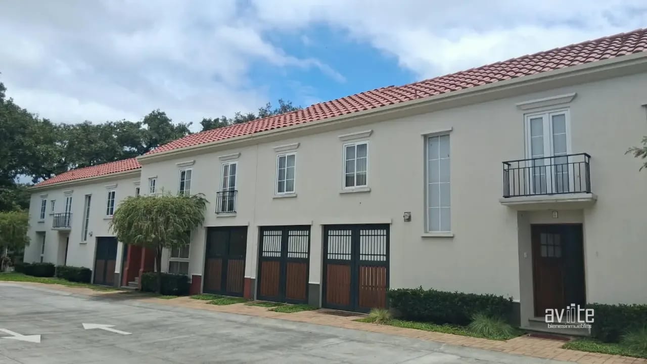 Casa con jardín grande, de Alameda Norte en Condado Naranjo — Casa en Alquiler en Condado Naranjo, Zona 4 Mixco, Guatemala, Ciudad — foto 1 de 15