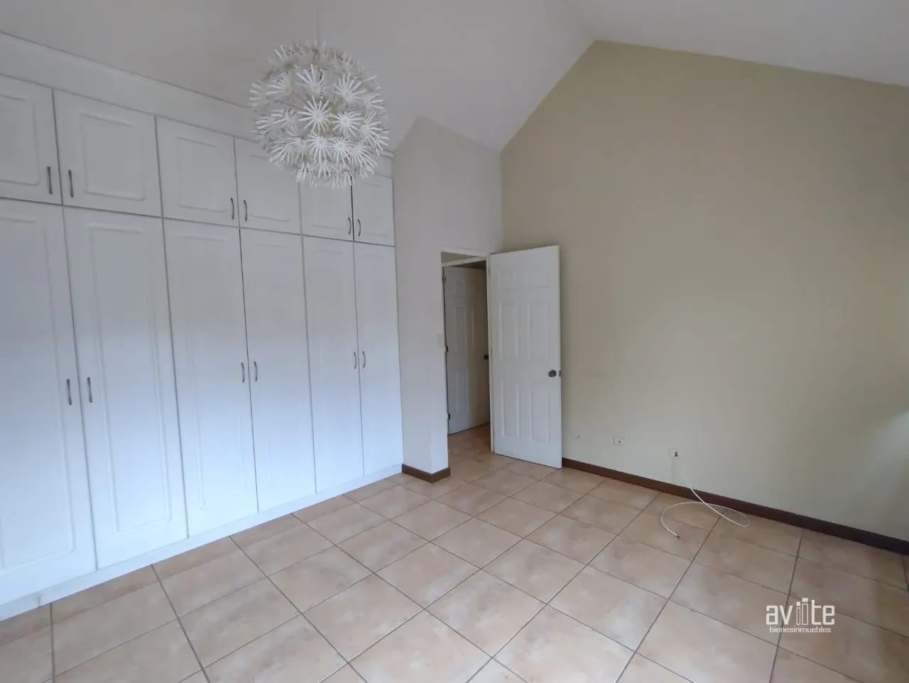 Condado Naranjo, casa Alambra en venta Q2,750,000 — Casa en Venta en Condado Naranjo, Zona 4 Mixco, Guatemala, Ciudad — foto 5 de 13