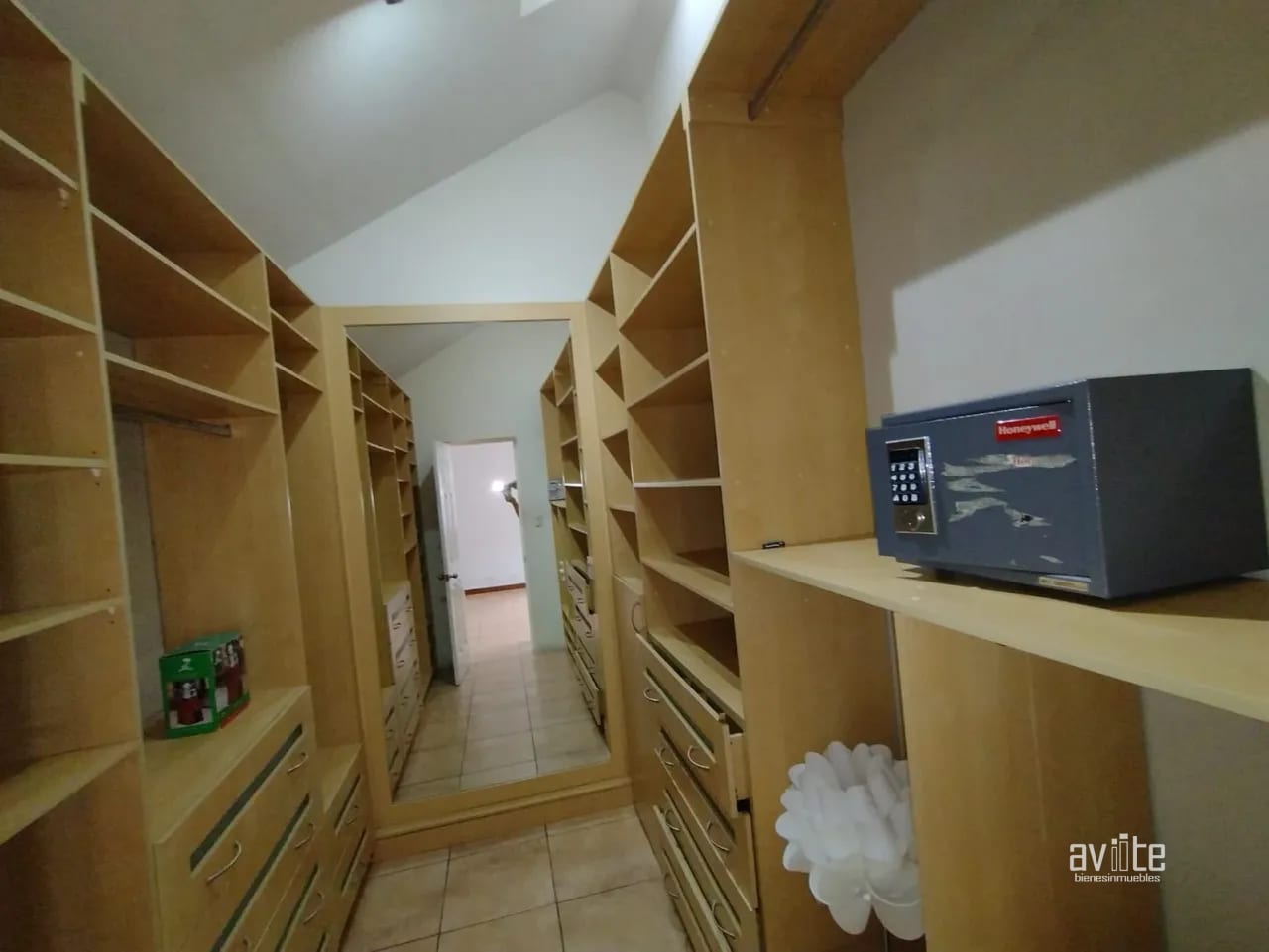 Condado Naranjo, casa Alambra en venta Q2,750,000 — Casa en Venta en Condado Naranjo, Zona 4 Mixco, Guatemala, Ciudad — foto 7 de 13