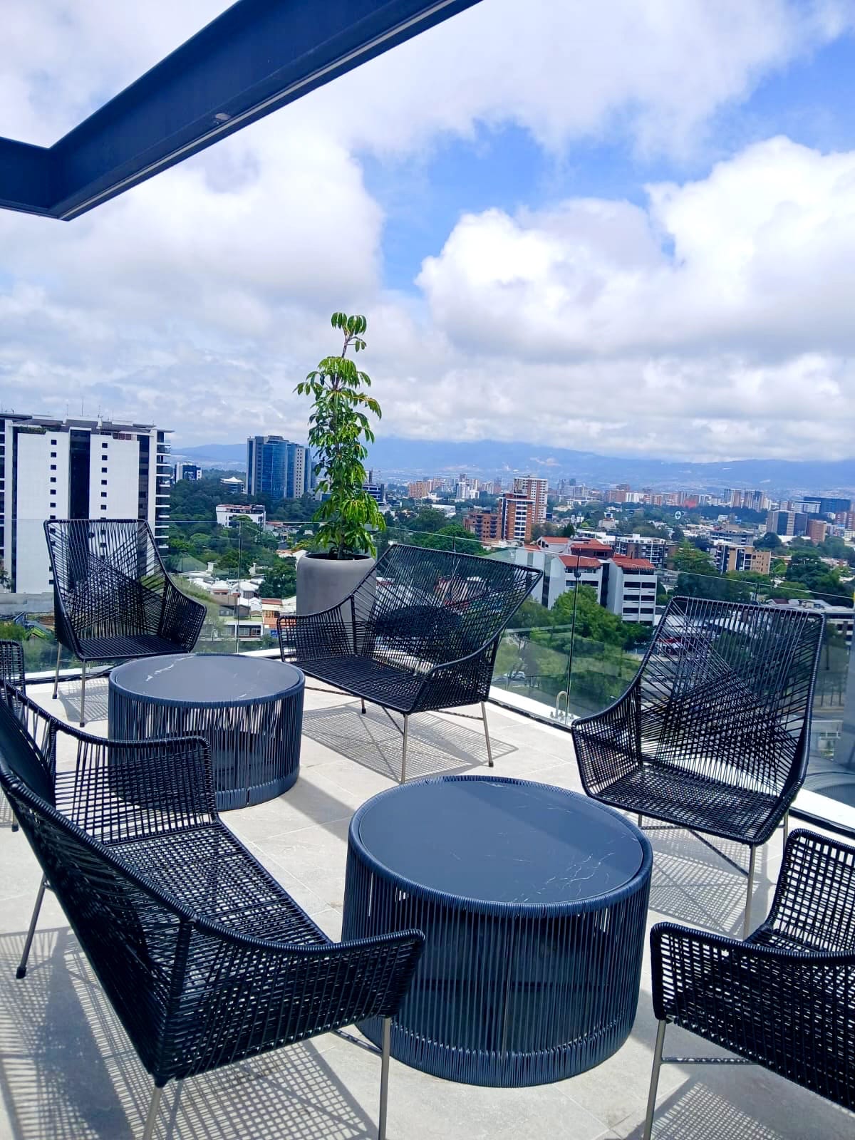 Apartamento con Vista Verde Zona 15 — Apartamento en Alquiler en Zona 15, Guatemala, Ciudad — foto 1 de 10