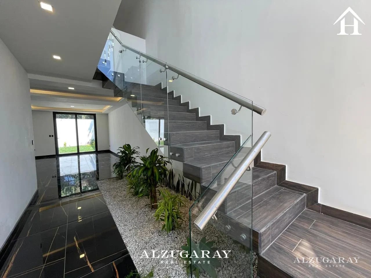 Casa Moderna para Estrenar - 5 Hab / Carr. Sta Elena Barillas — Casa en Venta en Santa Elena Barillas, Guatemala, Ciudad — foto 3 de 11