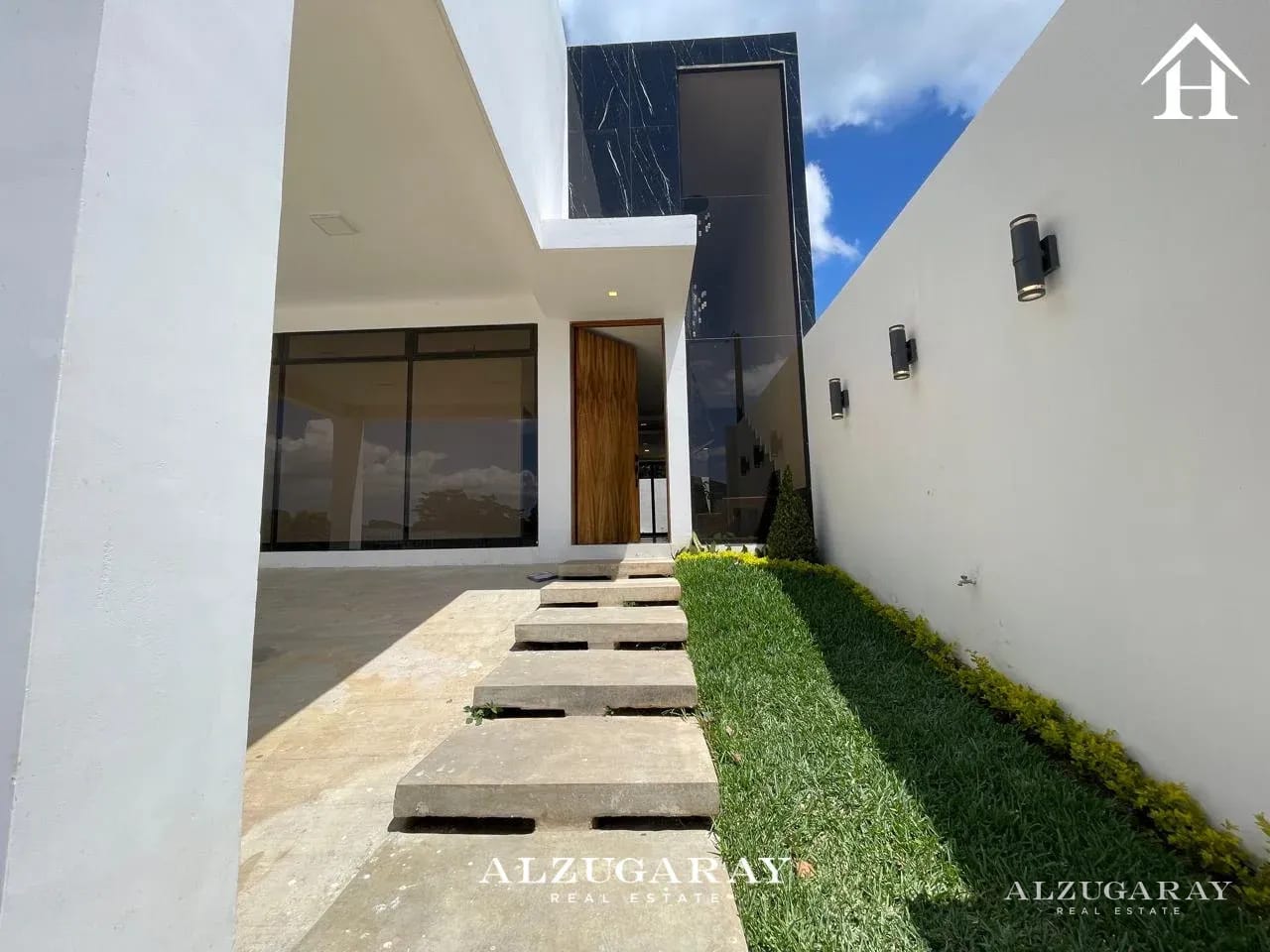 Casa Moderna para Estrenar - 5 Hab / Carr. Sta Elena Barillas — Casa en Venta en Santa Elena Barillas, Guatemala, Ciudad — foto 1 de 11