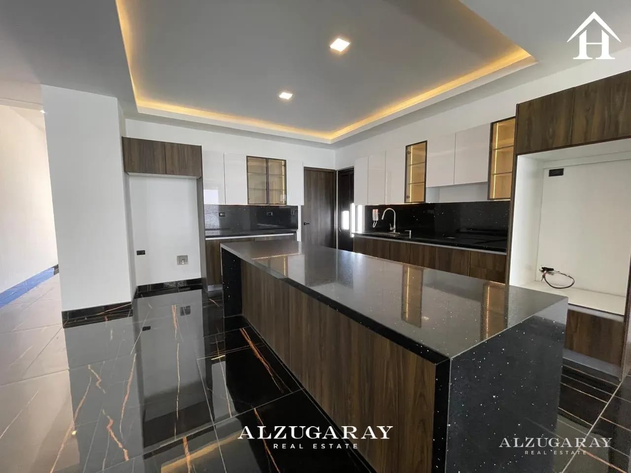 Casa Moderna para Estrenar - 5 Hab / Carr. Sta Elena Barillas — Casa en Venta en Santa Elena Barillas, Guatemala, Ciudad — foto 4 de 11