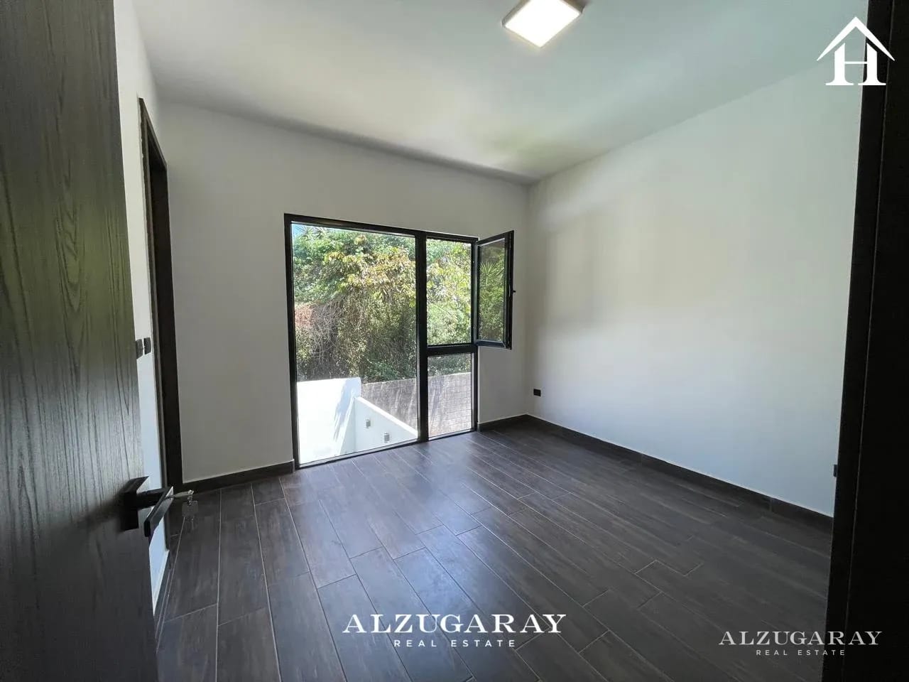 Casa Moderna para Estrenar - 5 Hab / Carr. Sta Elena Barillas — Casa en Venta en Santa Elena Barillas, Guatemala, Ciudad — foto 8 de 11