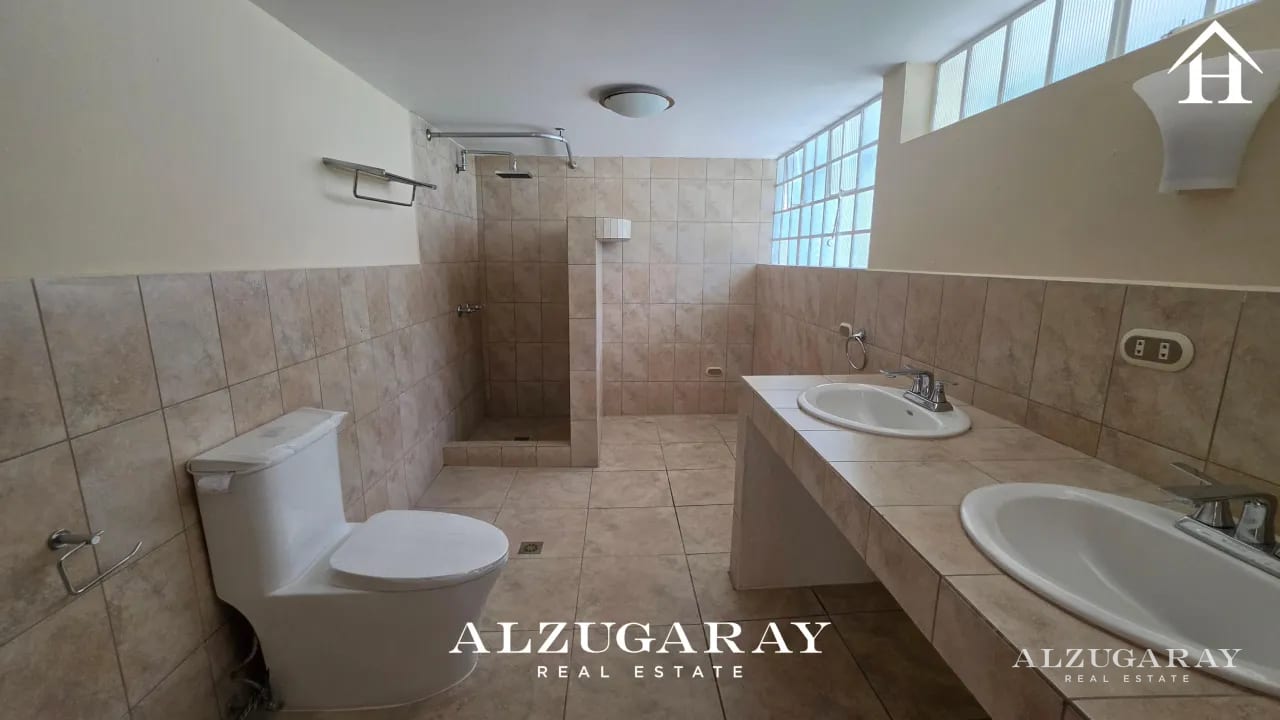 Casa Amplia E Iluminada - 4 Hab. / Condominio Z. 10 — Casa en Alquiler en Zona 10, Guatemala, Ciudad — foto 14 de 14