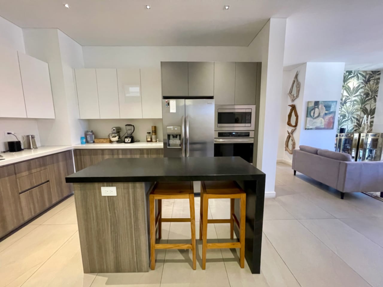 Apartamento Amueblado Renta Maranta Oakland Zona 10, 2 Dormitorios, Sala Familiar, Dormitorio de Servicio, 2 Parqueos y Bodega, 166 MTS2 $2,700 + Iva — Apartamento en Alquiler en Oakland I, Zona 10, Guatemala, Ciudad — foto 2 de 11