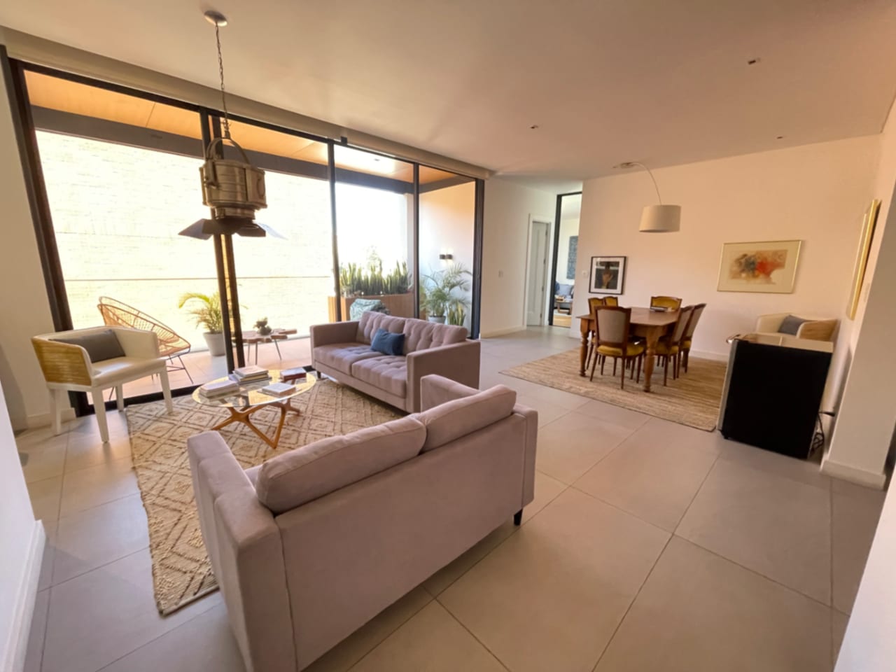 Apartamento Amueblado Renta Maranta Oakland Zona 10, 2 Dormitorios, Sala Familiar, Dormitorio de Servicio, 2 Parqueos y Bodega, 166 MTS2 $2,700 + Iva — Apartamento en Alquiler en Oakland I, Zona 10, Guatemala, Ciudad — foto 3 de 11