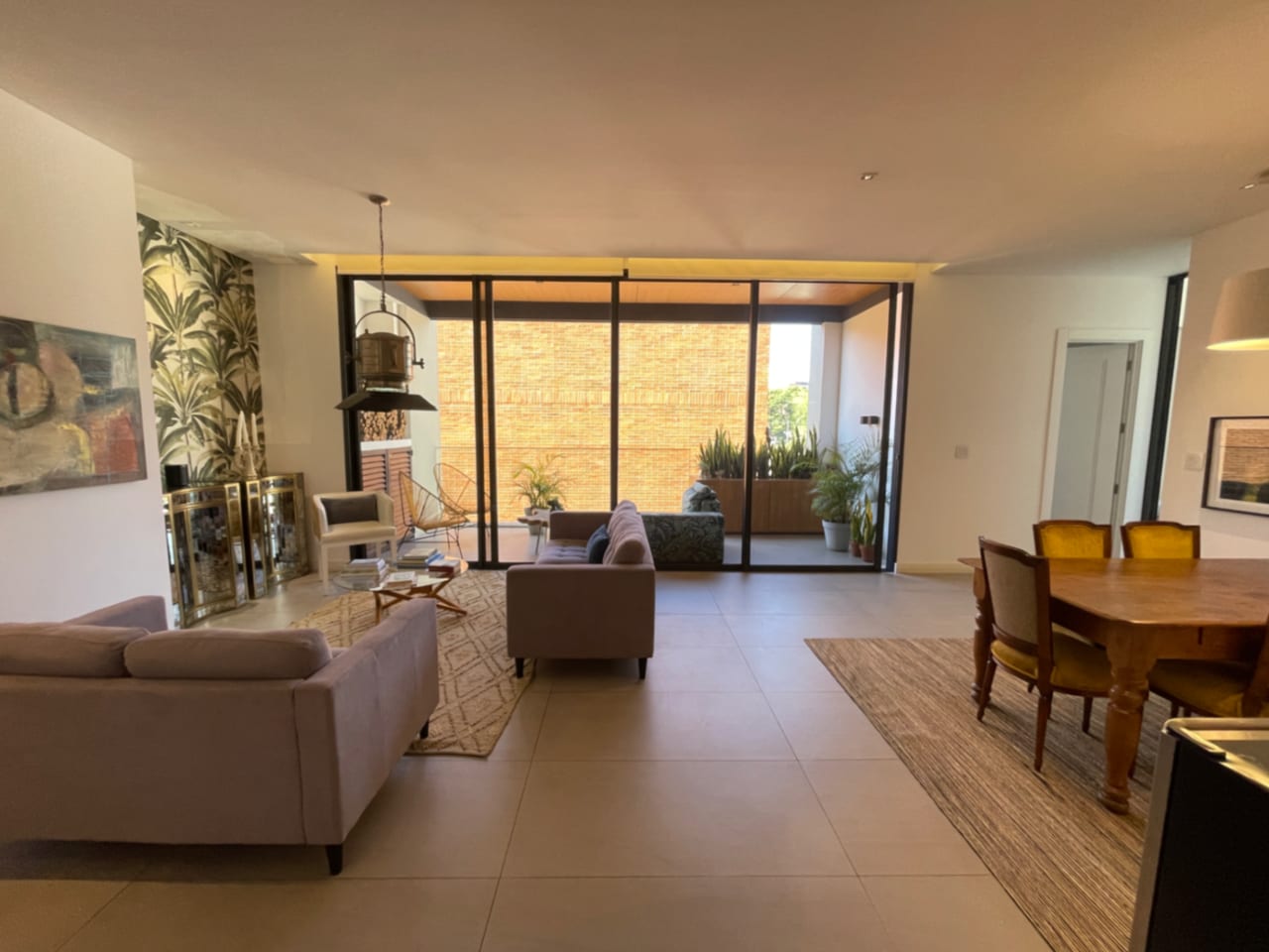 Apartamento Amueblado Renta Maranta Oakland Zona 10, 2 Dormitorios, Sala Familiar, Dormitorio de Servicio, 2 Parqueos y Bodega, 166 MTS2 $2,700 + Iva — Apartamento en Alquiler en Oakland I, Zona 10, Guatemala, Ciudad — foto 4 de 11