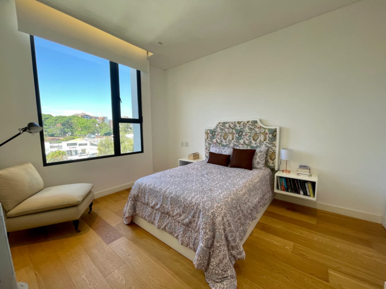 Apartamento Amueblado Renta Maranta Oakland Zona 10, 2 Dormitorios, Sala Familiar, Dormitorio de Servicio, 2 Parqueos y Bodega, 166 MTS2 $2,700 + Iva — Apartamento en Alquiler en Oakland I, Zona 10, Guatemala, Ciudad — foto 6 de 11