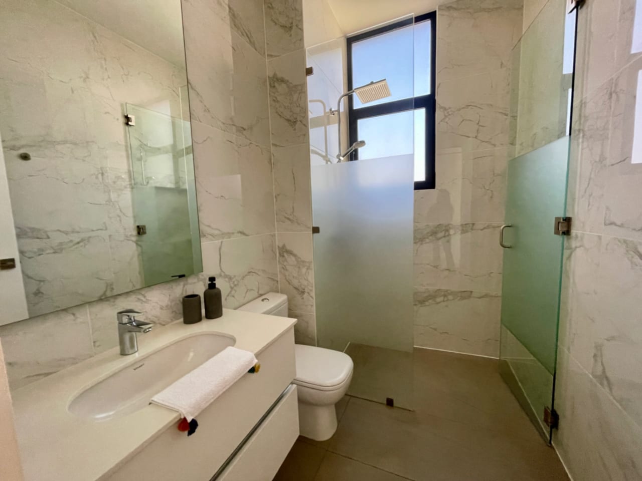 Apartamento Amueblado Renta Maranta Oakland Zona 10, 2 Dormitorios, Sala Familiar, Dormitorio de Servicio, 2 Parqueos y Bodega, 166 MTS2 $2,700 + Iva — Apartamento en Alquiler en Oakland I, Zona 10, Guatemala, Ciudad — foto 11 de 11
