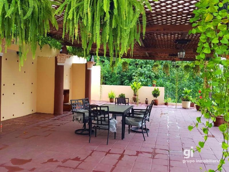 Amplia casa en venta con espacio adicional para un pequeño negocio. Ubicada en Zona 15 - 1