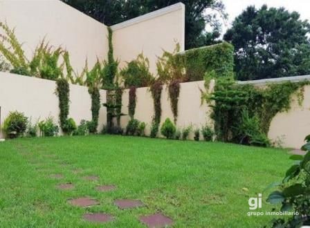Amplia casa en venta con espacio adicional para un pequeño negocio. Ubicada en Zona 15 - 11
