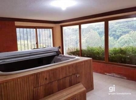 Amplia casa en venta con espacio adicional para un pequeño negocio. Ubicada en Zona 15 - 3