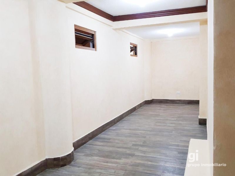 Amplia casa en venta con espacio adicional para un pequeño negocio. Ubicada en Zona 15 - 8