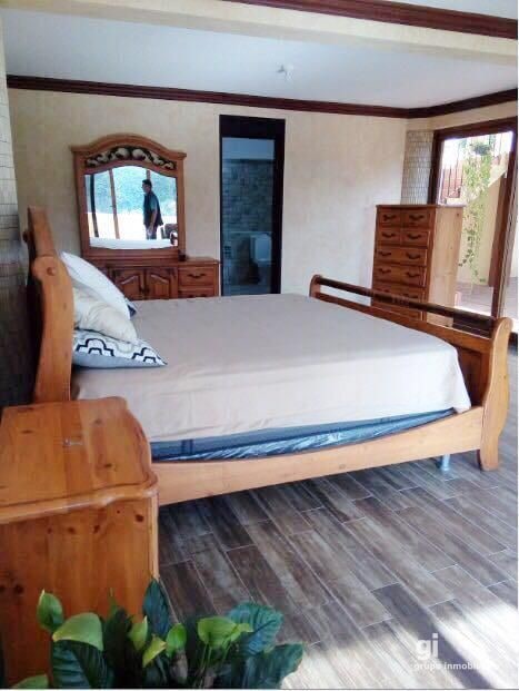 Amplia casa en venta con espacio adicional para un pequeño negocio. Ubicada en Zona 15 - 7