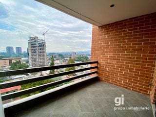 Apartamento en alquiler zona 10, 2 dormitorios + cuarto de servicio — Apartamento en Alquiler en Zona 10, Guatemala, Ciudad — miniatura 1 de 10