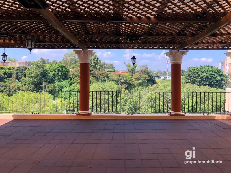 Amplia casa en venta con espacio adicional para un pequeño negocio. Ubicada en Zona 15 - 10