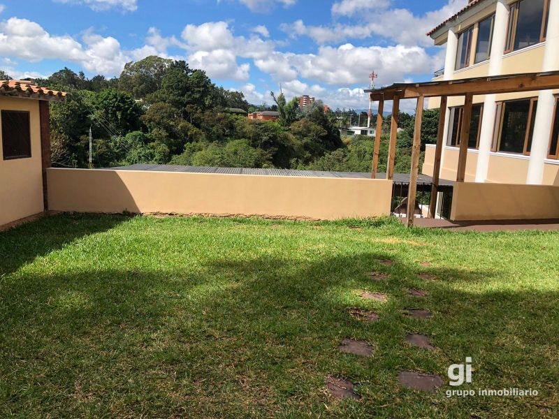 Amplia casa en venta con espacio adicional para un pequeño negocio. Ubicada en Zona 15 - 9