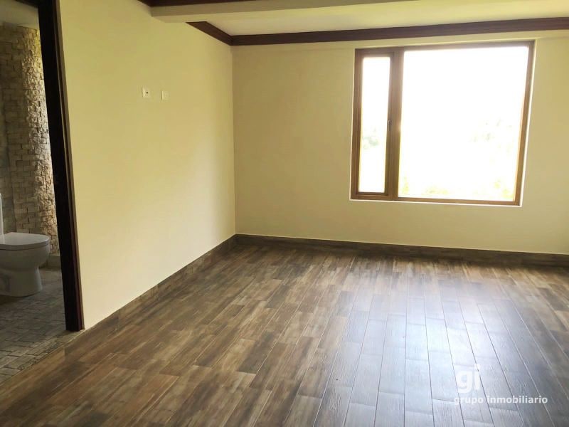 Amplia casa en venta con espacio adicional para un pequeño negocio. Ubicada en Zona 15 - 4