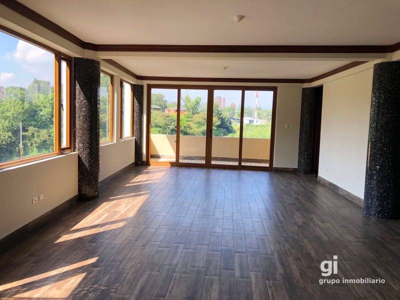 Amplia casa en venta con espacio adicional para un pequeño negocio. Ubicada en Zona 15 - 5