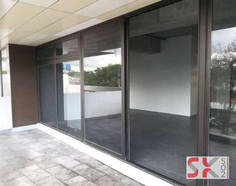 OFICINA CON BALCÓN EN EDIFICIO ASCEND, ZONA 9 - 12