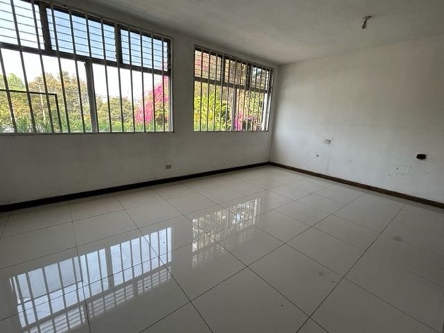 Propiedad en renta km 8 CES Edificio de 1000 metros con 2 niveles — Edificio en Alquiler en Carretera a El Salvador, Guatemala, Ciudad — foto 3 de 15