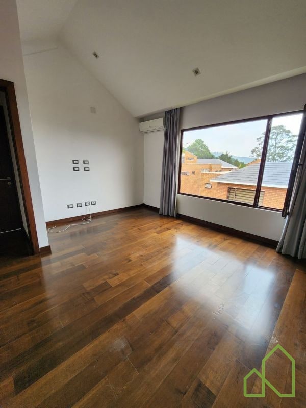 Casa en Venta a 5 minutos de Pradera zona 10 - 10