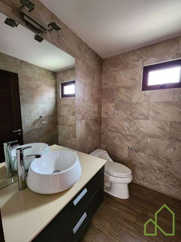 Casa en Venta a 5 minutos de Pradera zona 10 - 4