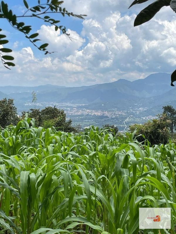 Terreno con bella vista a volcanes y ciudad de Antigua - 1