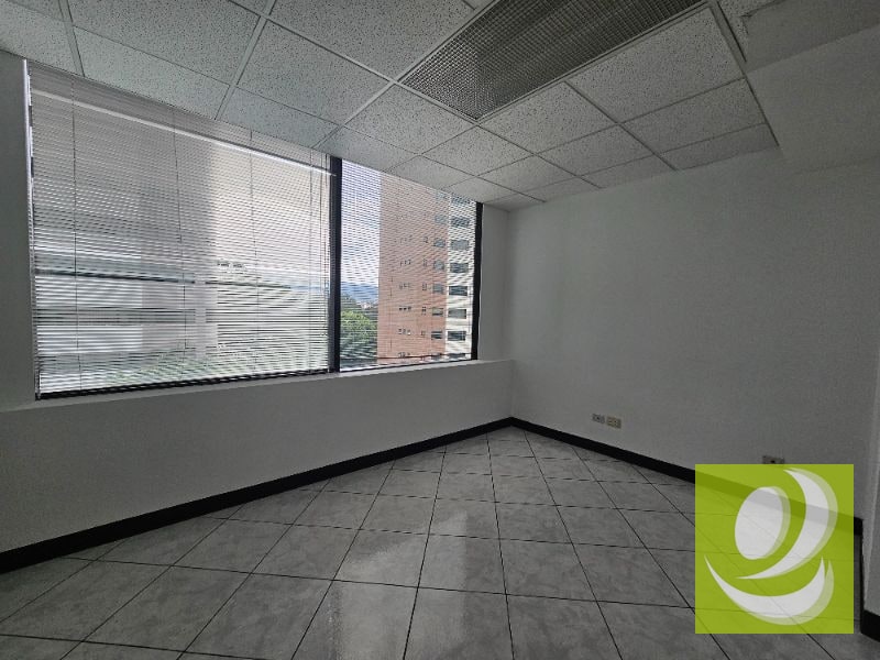 ALQUILO OFICINA EN ZONA 14 EUROPLAZA - 2
