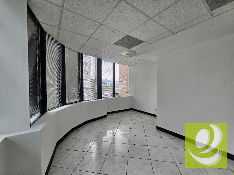 ALQUILO OFICINA EN ZONA 14 EUROPLAZA - 5