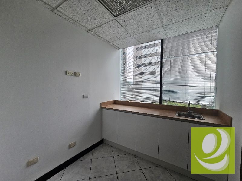 ALQUILO OFICINA EN ZONA 14 EUROPLAZA - 8