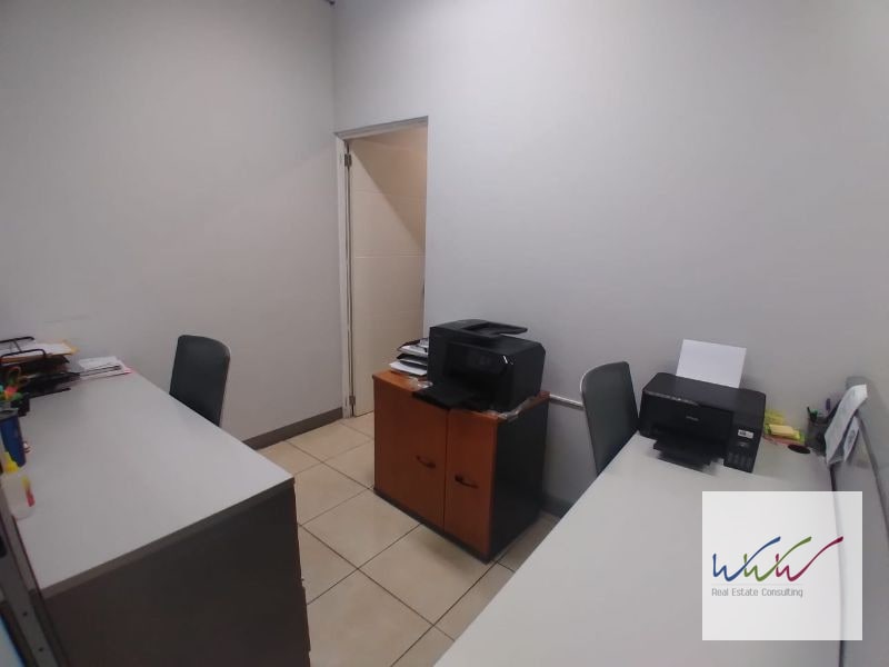 Oficina de 115m2 en Design Center, Zona 10 - 3