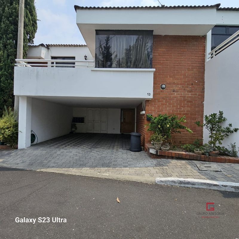 Moderna casa en venta en Jardines de Las Dalias zona 3, Mixco - 1